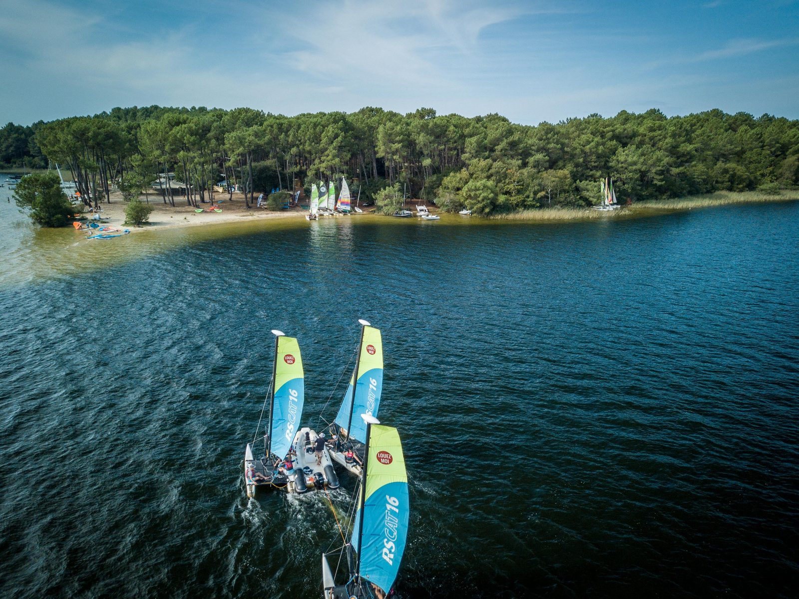 Catamarans en navigation sur le lac de Lacanau