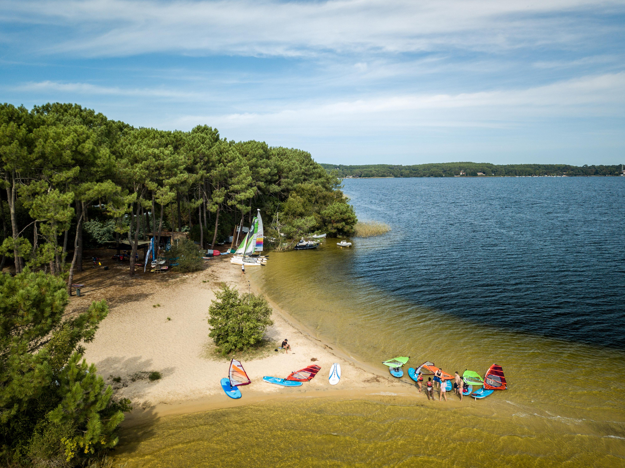 Vue aérienne du lac de Lacanau et de la base nautique Tedey Yacht Club