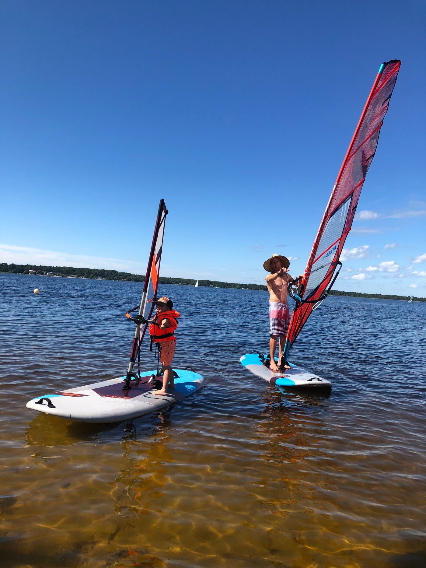 Cours de planche à voile sur le lac de Lacanau