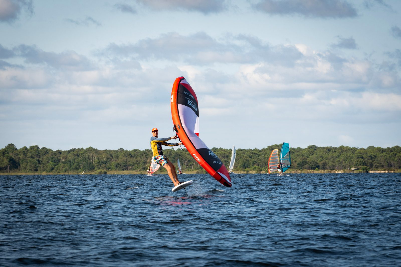 Pratiquant de wingfoil sur le lac de Lacanau